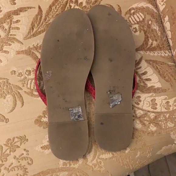 Red slippers - Picture 2 of 3